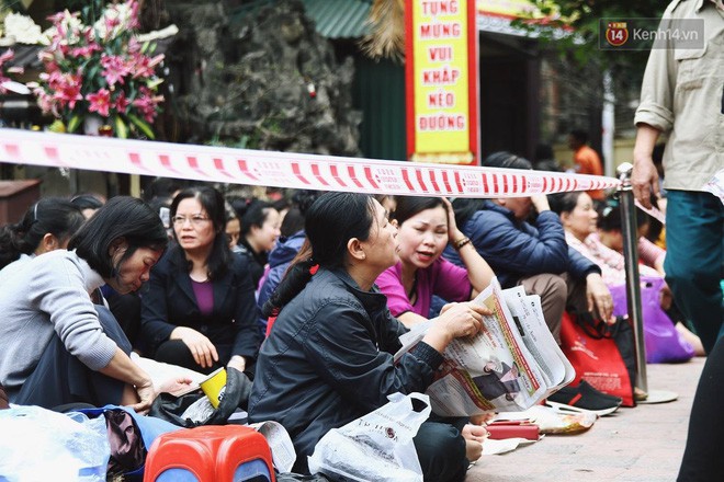 Hà Nội: Hàng nghìn người chen lấn xin lộc sau khi lễ cầu an ở chùa Phúc Khánh kết thúc - Ảnh 7.
