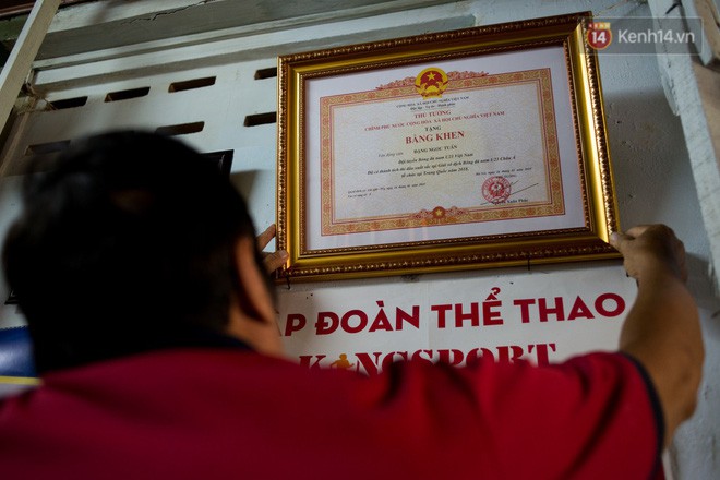 Về thăm căn nhà nhỏ cũ kỹ của gia đình thủ môn U23 Việt Nam: Mẹ ung thư, cha mất khả năng lao động - Ảnh 10.