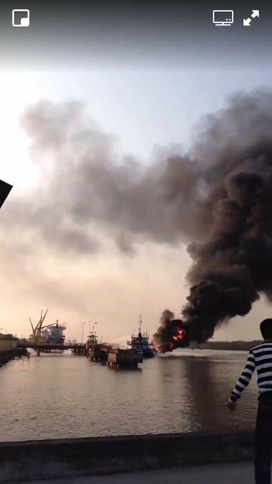 Đang bơm được khoảng 300 lít, tàu chở dầu bốc cháy dữ dội ở cảng Đình Vũ - Ảnh 1.