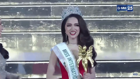 Giây phút đăng quang Hoa hậu Chuyển giới Quốc tế đầy xúc động của Hương Giang  - Ảnh 4.