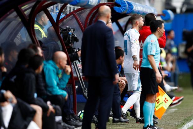 Sergio Ramos rời sân giải quyết nỗi buồn, mặc cho Real Madrid đá thiếu người - Ảnh 1.