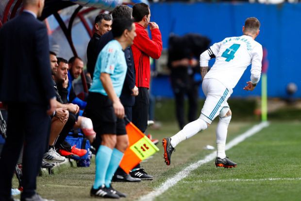 Sergio Ramos rời sân giải quyết nỗi buồn, mặc cho Real Madrid đá thiếu người - Ảnh 2.