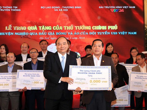 Thủ tướng Nguyễn Xuân Phúc trao kinh phí từ đấu giá bóng, áo của đội U23 cho 20 huyện nghèo - Ảnh 1.