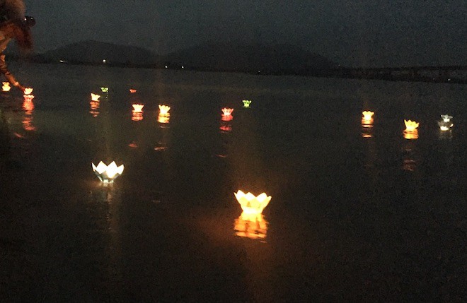 Thả đèn hoa đăng xuống biển tưởng nhớ 64 liệt sỹ trong trận hải chiến Gạc Ma - Ảnh 13.