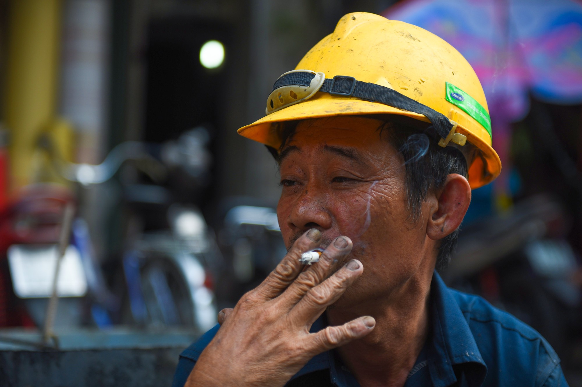 Đôi bàn chân, bàn tay không nguyên vẹn của những người làm nghề lặn ngụp trong ống cống ở Sài Gòn - Ảnh 8.