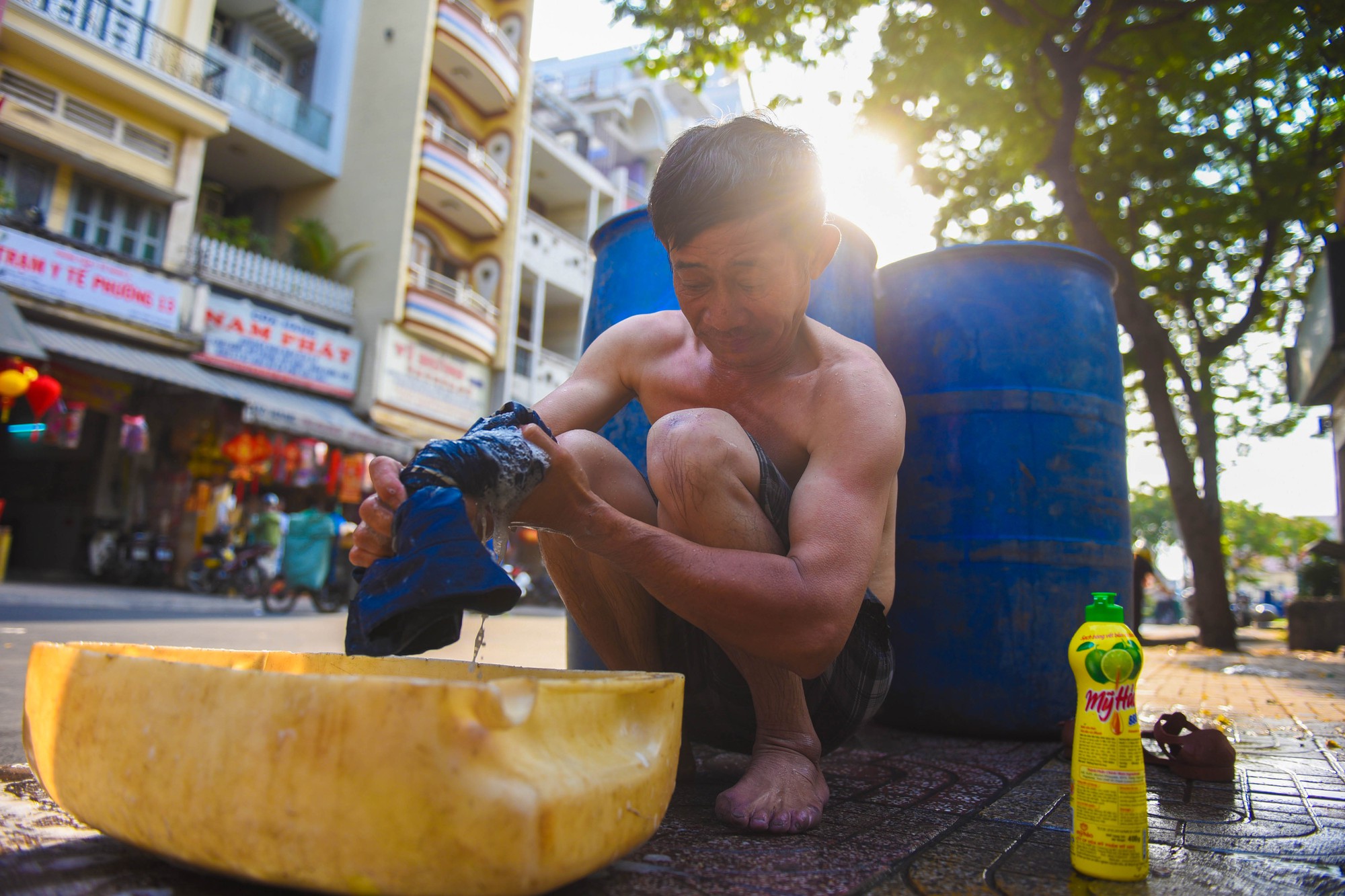 Đôi bàn chân, bàn tay không nguyên vẹn của những người làm nghề lặn ngụp trong ống cống ở Sài Gòn - Ảnh 14.