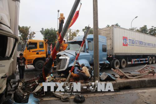  Xe container nổ lốp, tông xe tải ngược chiều tại Thừa Thiên - Huế  - Ảnh 3.