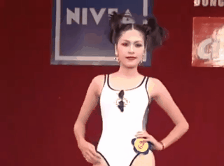 Sau 20 năm, clip trình diễn Bikini của chung kết Hoa hậu Việt Nam 1998 bất ngờ được chia sẻ rầm rộ - Ảnh 1.
