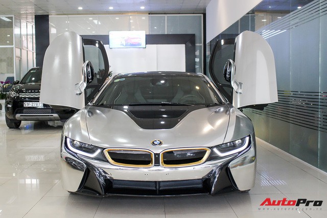 BMW i8 dán decal chrome bạc độc nhất Việt Nam rao bán lại giá 3,9 tỷ đồng - Ảnh 1.