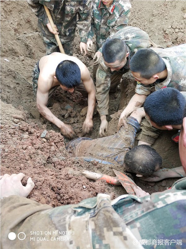 Hàng chục cảnh sát dùng tay đào đất cứu người bị chôn sống - Ảnh 2.
