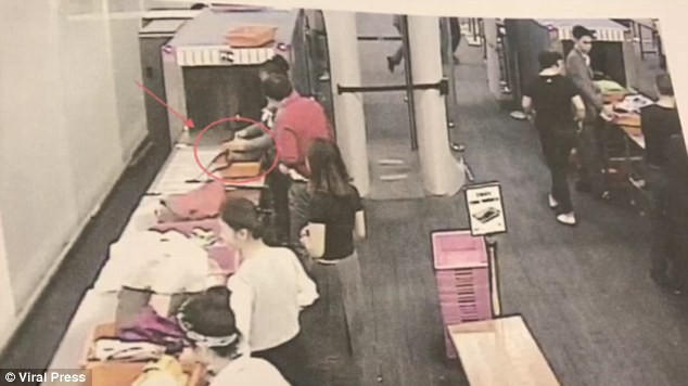 Cận cảnh nhân viên an ninh sân bay trộm tiền trong túi hành lí của khách - Ảnh 2.
