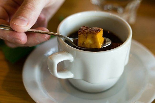 Vòng quanh thế giới đi tìm những món cafe độc đáo nhất: Cafe pha với than hồng, pho mát - Ảnh 12.