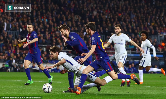 Thua trắng Barcelona, người Chelsea cay đắng tố bị trọng tài cướp mất penalty - Ảnh 2.