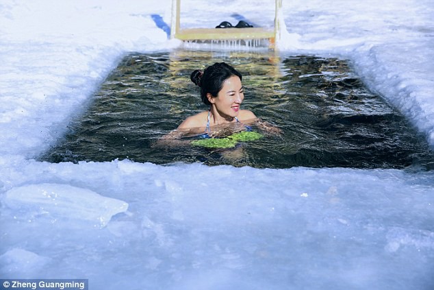 Người mẫu 50 tuổi mặc bikini khoe thân hình gợi cảm giữa thời tiết lạnh - 40 độ C - Ảnh 4.