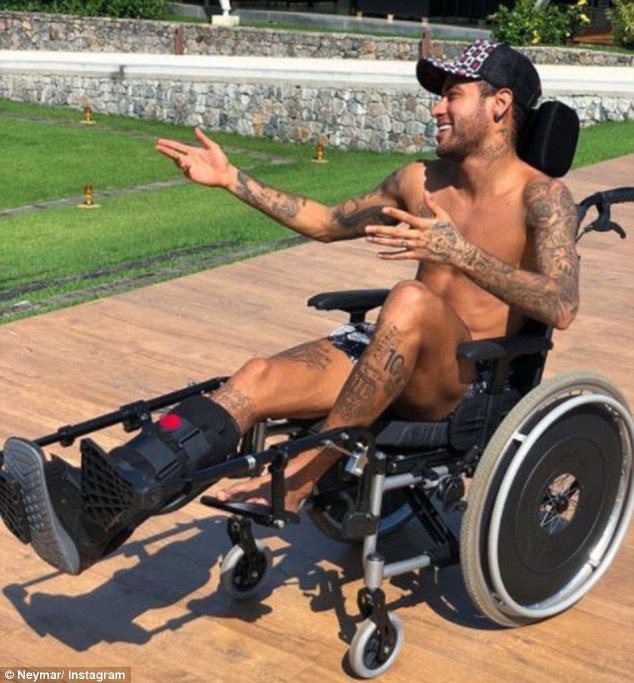 Ngồi xe lăn đóng giả Stephen Hawking, Neymar bị ném đá tơi bời - Ảnh 1.