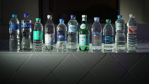 Nước đóng chai của nhiều hãng nổi tiếng thế giới bị nhiễm bẩn hạt nhựa - Ảnh 1.