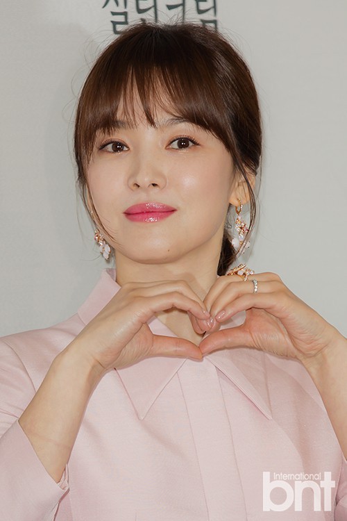 Song Hye Kyo lần đầu xuất hiện chính thức tại Hàn: Đẹp xuất sắc, nhưng mặt và bụng hơi đáng nghi? - Ảnh 6.