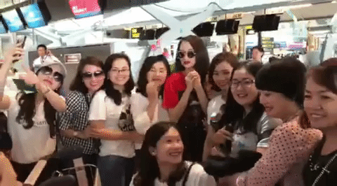Clip: Fan vây xin chụp ảnh khi bắt gặp Hương Giang tại sân bay Thái trước khi lên đường về nước - Ảnh 2.