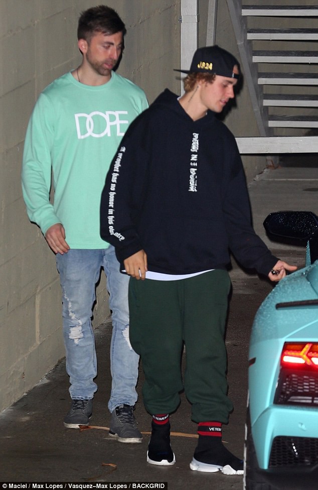 Hậu chia tay, Selena ôm trai lạ và suýt có màn chạm mặt khó xử với Justin Bieber - Ảnh 7.