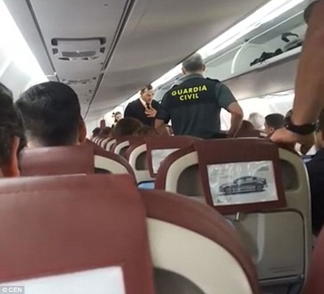 Miệt thị tiếp viên hàng không da màu, người đàn ông bị lôi xuống máy bay trước sự tán đồng của hành khách - Ảnh 2.