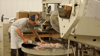 Ngắm nhìn cách kẹo mút được tạo ra - mỗi lần hàng chục ngàn cây trong nhà máy - Ảnh 31.