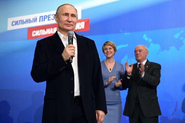 Ông Putin phát biểu từ trụ sở chiến dịch, mừng tái cử sau chiến thắng áp đảo - Ảnh 1.