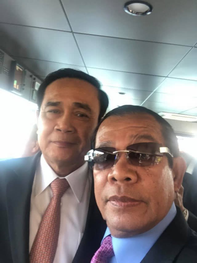 Chùm ảnh: Tinh thần selfie cao độ của Thủ tướng Campuchia cùng các nguyên thủ ASEAN - Ảnh 1.