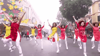 Nhóm bạn trẻ Việt mặc áo dài, cover hit quốc dân Kpop cực đẹp ngay giữa phố đi bộ - Ảnh 3.
