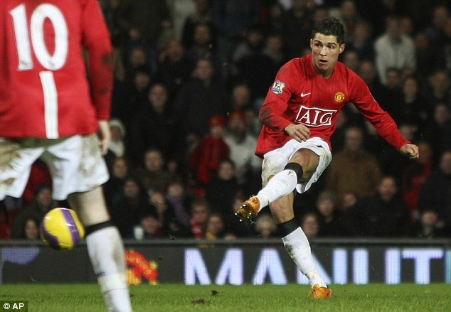 Ronaldo chỉ ghi 1 hat-trick cho M.U trong 50 hat-trick của sự nghiệp - Ảnh 2.