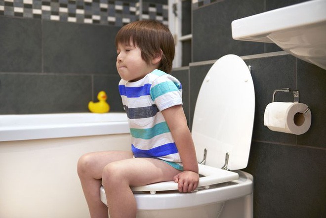 Nếu còn cho con đi vệ sinh một mình ở toilet công cộng, hãy đọc ngay cảnh báo về kẻ săn mồi của bà mẹ này - Ảnh 1.