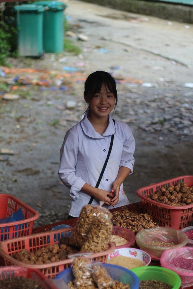 Ảnh hồi chưa biết ăn diện của cô gái Hà Giang bán hạt óc chó khiến dân mạng xin link - Ảnh 7.