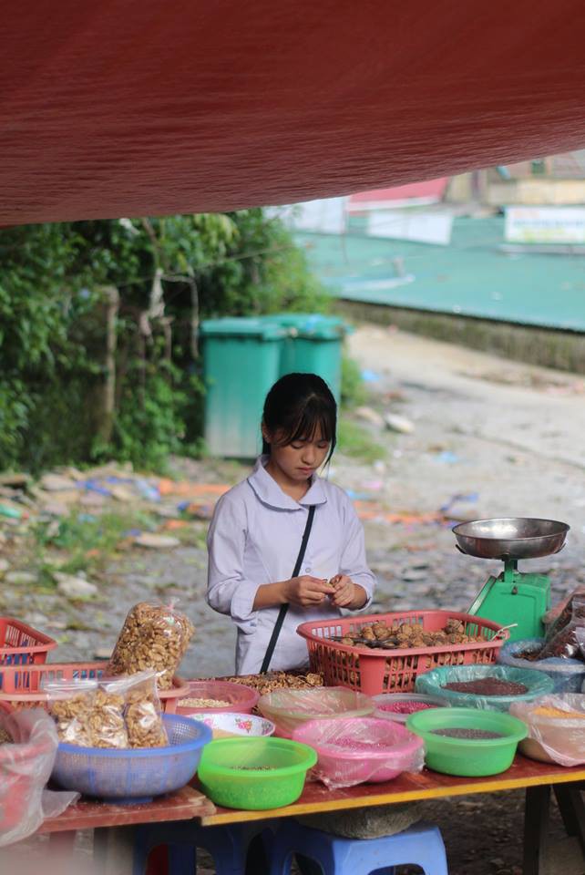 Ảnh hồi chưa biết ăn diện của cô gái Hà Giang bán hạt óc chó khiến dân mạng xin link - Ảnh 4.