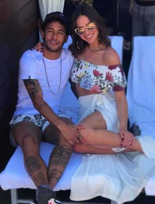 Đi xe lăn, Neymar vẫn quấn quýt bên bạn gái - Ảnh 2.