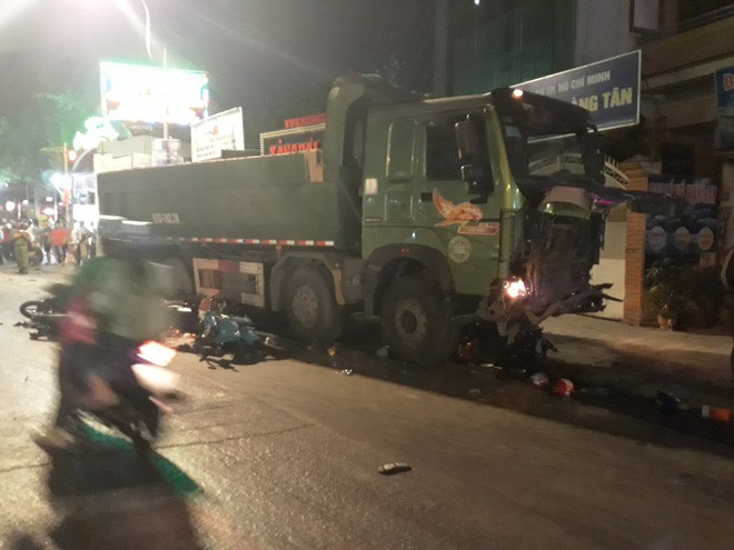 Xe ben cuốn hàng loạt xe máy vào gầm ở Sài Gòn, người bị thương nằm la liệt trên đường - Ảnh 3.