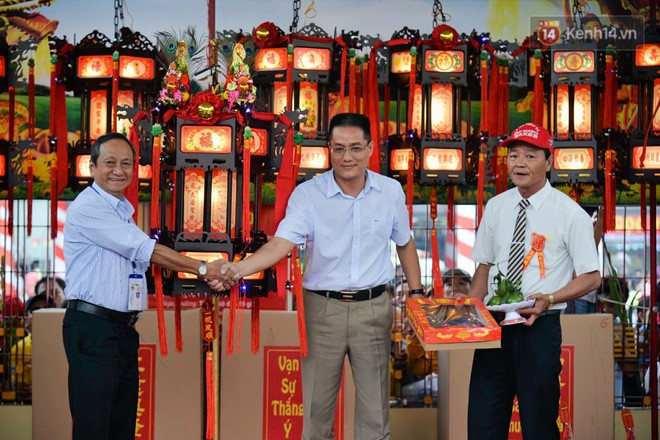 Chiếc lồng đèn trong lễ hội chùa Bà Thiên Hậu Bình Dương được đấu giá 2,5 tỷ đồng - Ảnh 6.