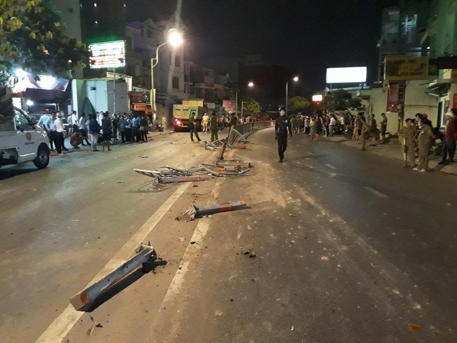 Xe ben cuốn hàng loạt xe máy vào gầm ở Sài Gòn, người bị thương nằm la liệt trên đường - Ảnh 7.