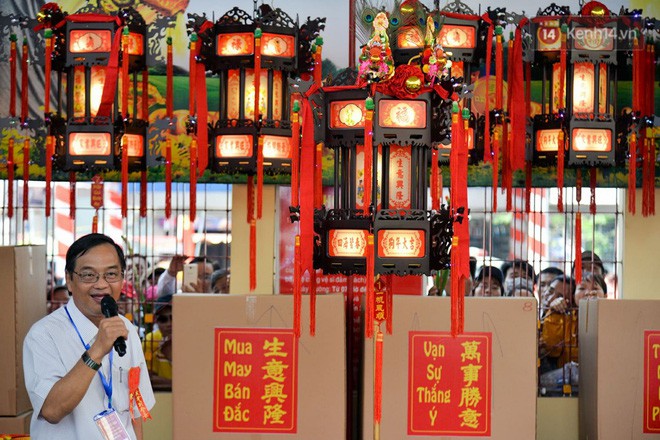 Chiếc lồng đèn trong lễ hội chùa Bà Thiên Hậu Bình Dương được đấu giá 2,5 tỷ đồng - Ảnh 7.