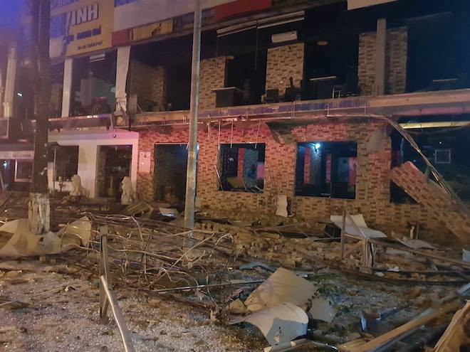 Tan hoang hiện trường vụ nổ dãy nhà 2 tầng ở Nghệ An, kính bắn xa hàng trăm mét - Ảnh 6.