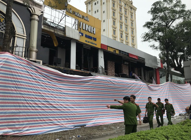 Tan hoang hiện trường vụ nổ dãy nhà 2 tầng ở Nghệ An, kính bắn xa hàng trăm mét - Ảnh 17.