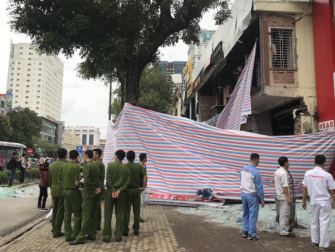 Tan hoang hiện trường vụ nổ dãy nhà 2 tầng ở Nghệ An, kính bắn xa hàng trăm mét - Ảnh 24.