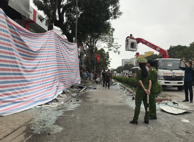 Tan hoang hiện trường vụ nổ dãy nhà 2 tầng ở Nghệ An, kính bắn xa hàng trăm mét - Ảnh 22.