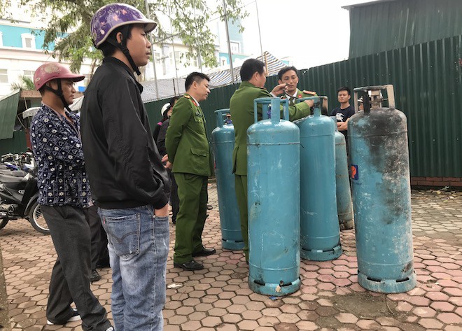 Tan hoang hiện trường vụ nổ dãy nhà 2 tầng ở Nghệ An, kính bắn xa hàng trăm mét - Ảnh 18.