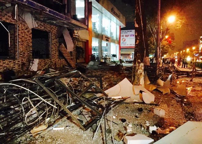 Tan hoang hiện trường vụ nổ dãy nhà 2 tầng ở Nghệ An, kính bắn xa hàng trăm mét - Ảnh 8.