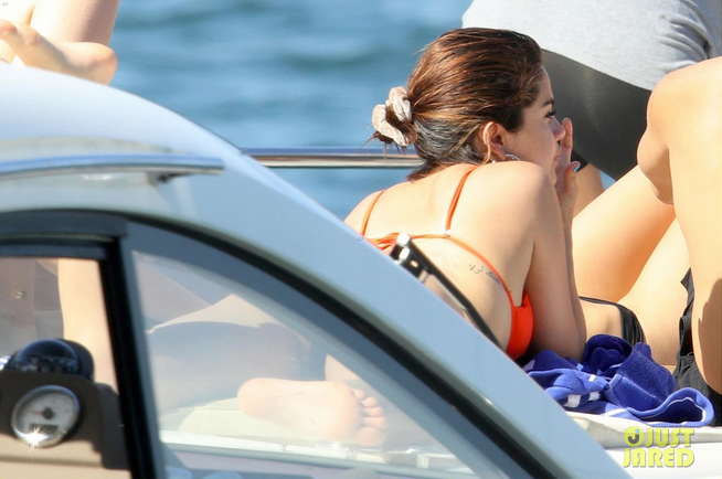 Selena Gomez diện bikini nóng bỏng và đáp trả bình luận ác ý - Ảnh 6.