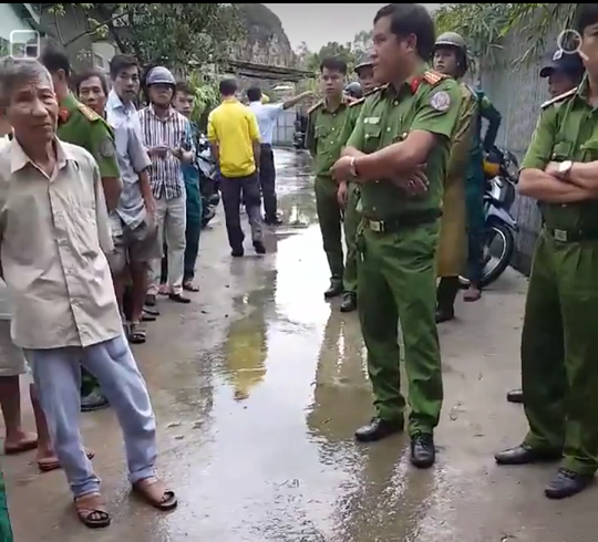 Người dân Đà Nẵng tập trung phản đối dự án khu du lịch bít đường xuống biển - Ảnh 1.