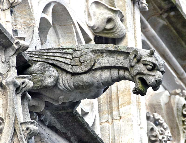 Trên mái nhà thờ từ thế kỷ thứ 12, có tượng đá nhìn giống hệt Xenomorph trong Alien khiến dân tình khó hiểu - Ảnh 1.