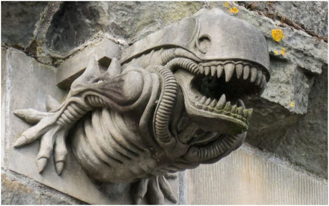 Trên mái nhà thờ từ thế kỷ thứ 12, có tượng đá nhìn giống hệt Xenomorph trong Alien khiến dân tình khó hiểu - Ảnh 2.