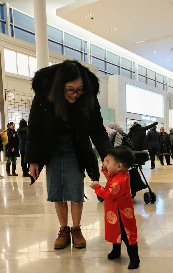 Bức ảnh em bé ngủ say trong cũi, tay chân vẫn choàng ra tìm mẹ khiến chị em tranh cãi: Mẹ sắt đá hay mẹ thông thái? - Ảnh 3.