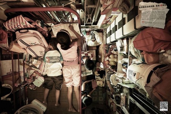 Cuộc sống bí bách trong khu nhà ổ chuột chưa tới 4m2 ở Hong Kong - Ảnh 4.