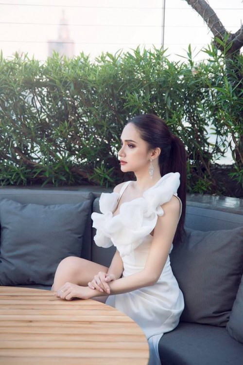 Hoa hậu Hương Giang ‘thách thức’ Angela Phương Trinh khi đụng váy xẻ đùi cao tận eo - Ảnh 1.
